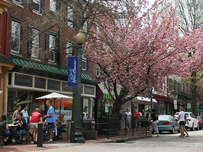outdoor dining in urban setting